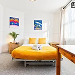 Re-locators & Contractors In Bs4, 4 Bedroom House, 7 Guests, Off-street & Car Parking Σπίτι διακοπών