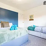 בית נופש Re-locators & Contractors In Bs4, 4 Bedroom House, 7 Guests, Off-street & Car Parking בריסטול