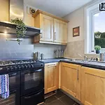 Re-locators & Contractors In Bs4, 4 Bedroom House, 7 Guests, Off-street & Car Parking Σπίτι διακοπών