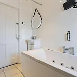 בית נופש Re-locators & Contractors In Bs4, 4 Bedroom House, 7 Guests, Off-street & Car Parking בריסטול