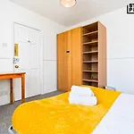 Re-locators & Contractors In Bs4, 4 Bedroom House, 7 Guests, Off-street & Car Parking * Μπρίστολ