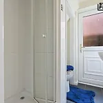 בית נופש Re-locators & Contractors In Bs4, 4 Bedroom House, 7 Guests, Off-street & Car Parking