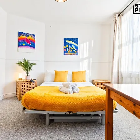 Re-locators & Contractors In Bs4, 4 Bedroom House, 7 Guests, Off-street & Car Parking Σπίτι διακοπών