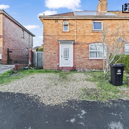 Re-locators & Contractors In Bs4, 4 Bedroom House, 7 Guests, Off-street & Car Parking *