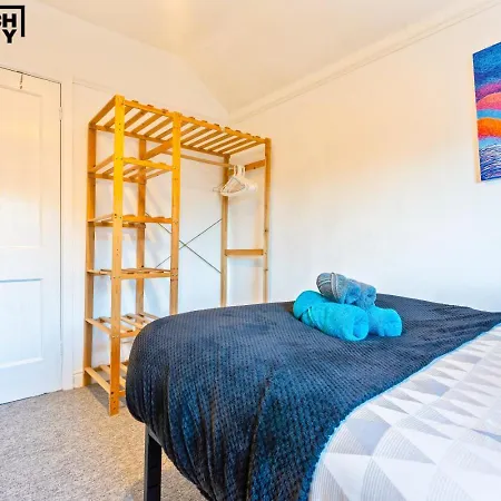 Re-locators & Contractors In Bs4, 4 Bedroom House, 7 Guests, Off-street & Car Parking Μπρίστολ