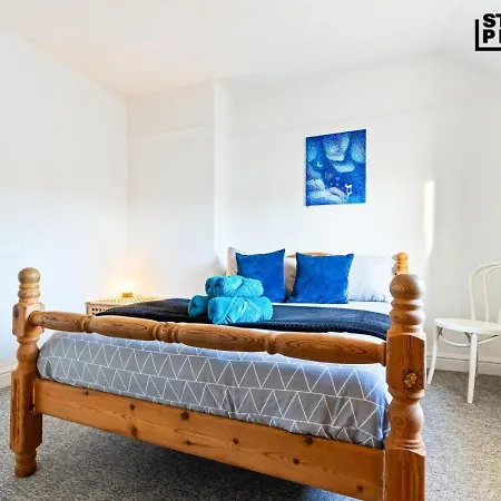 Casa vacanze Ideal For Relocators & Contractors In Bs4, Sleeps 7