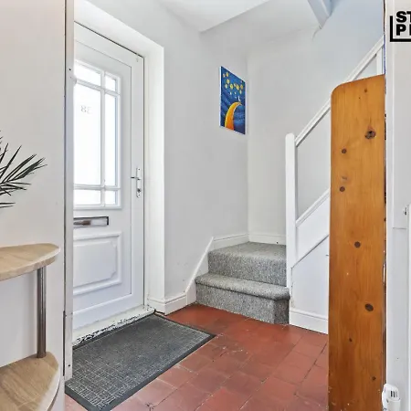 Re-locators & Contractors In Bs4, 4 Bedroom House, 7 Guests, Off-street & Car Parking Vakantiehuis Bristol