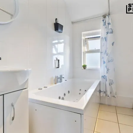Σπίτι διακοπών Re-locators & Contractors In Bs4, 4 Bedroom House, 7 Guests, Off-street & Car Parking Μπρίστολ