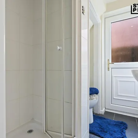 Vakantiehuis Re-locators & Contractors In Bs4, 4 Bedroom House, 7 Guests, Off-street & Car Parking