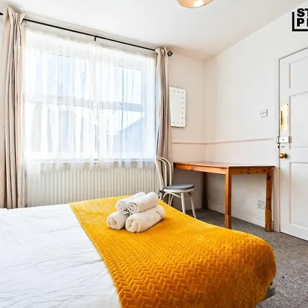 Vakantiehuis Re-locators & Contractors In Bs4, 4 Bedroom House, 7 Guests, Off-street & Car Parking Bristol