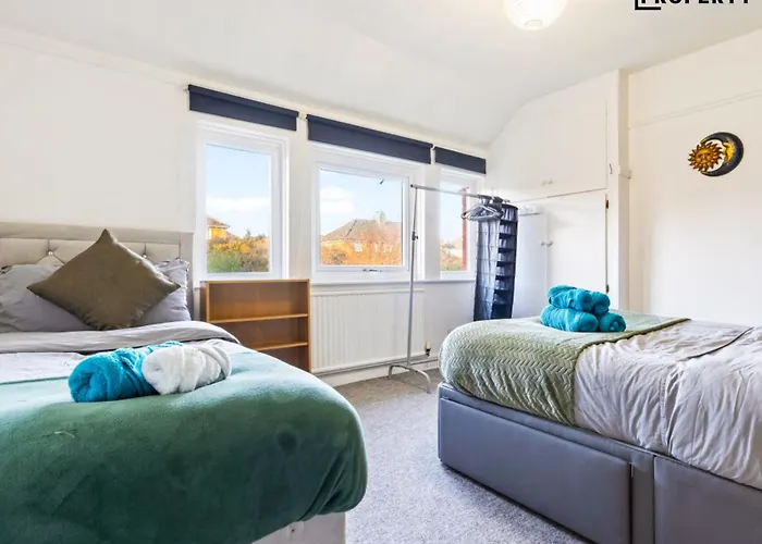 Re-locators & Contractors In Bs4, 4 Bedroom House, 7 Guests, Off-street & Car Parking *