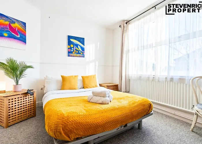 Re-locators & Contractors In Bs4, 4 Bedroom House, 7 Guests, Off-street & Car Parking Prázdninový dům *