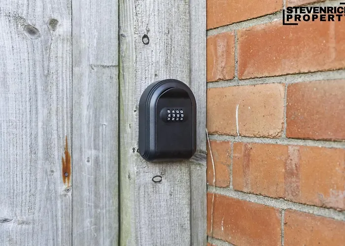 Prázdninový dům Re-locators & Contractors In Bs4, 4 Bedroom House, 7 Guests, Off-street & Car Parking *