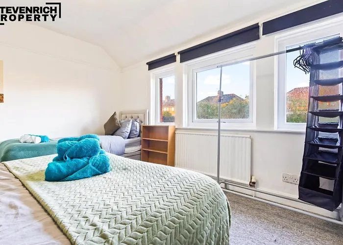 Re-locators & Contractors In Bs4, 4 Bedroom House, 7 Guests, Off-street & Car Parking Bristol