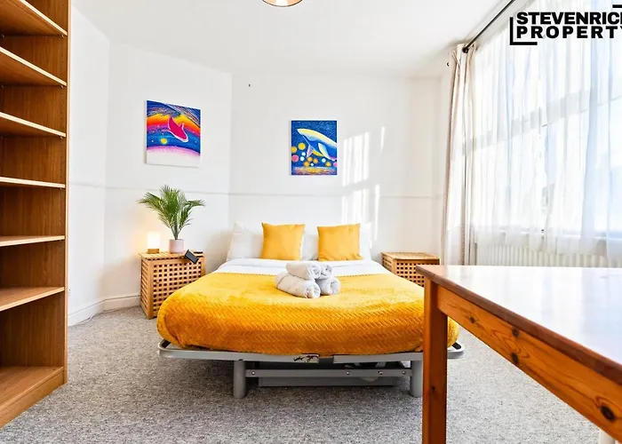 Re-locators & Contractors In Bs4, 4 Bedroom House, 7 Guests, Off-street & Car Parking Prázdninový dům