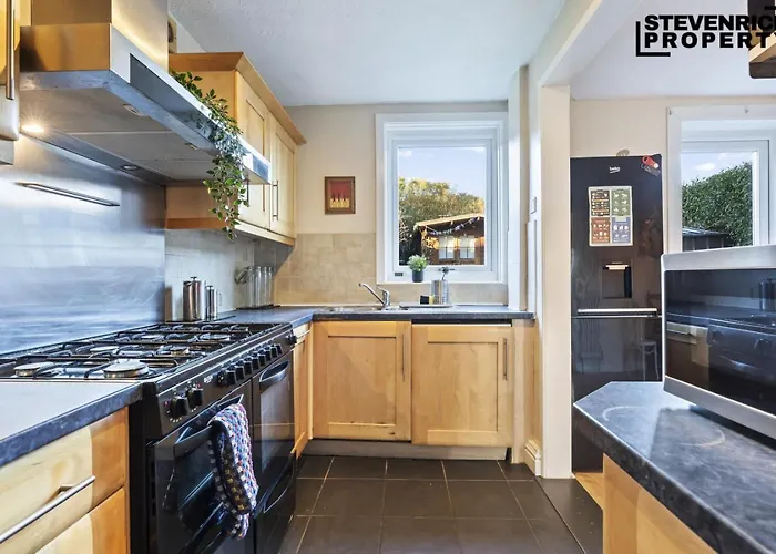 Re-locators & Contractors In Bs4, 4 Bedroom House, 7 Guests, Off-street & Car Parking Prázdninový dům *