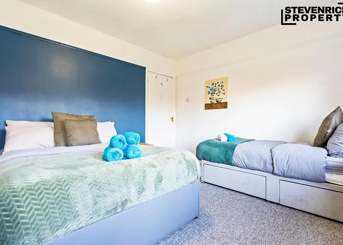 Prázdninový dům Re-locators & Contractors In Bs4, 4 Bedroom House, 7 Guests, Off-street & Car Parking Bristol