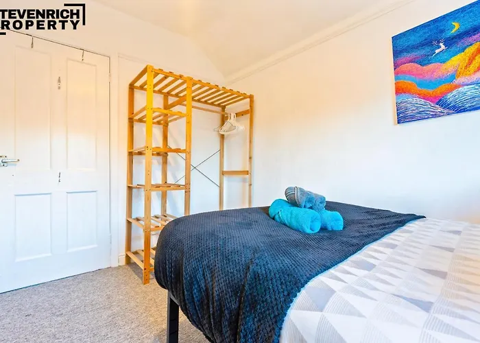 Re-locators & Contractors In Bs4, 4 Bedroom House, 7 Guests, Off-street & Car Parking Bristol