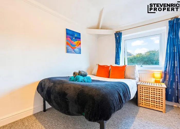 Re-locators & Contractors In Bs4, 4 Bedroom House, 7 Guests, Off-street & Car Parking