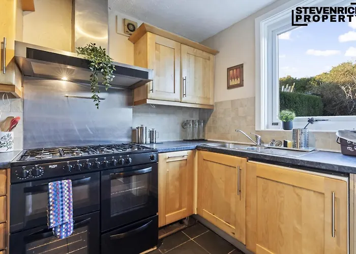 Re-locators & Contractors In Bs4, 4 Bedroom House, 7 Guests, Off-street & Car Parking Prázdninový dům