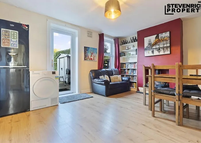 Re-locators & Contractors In Bs4, 4 Bedroom House, 7 Guests, Off-street & Car Parking Prázdninový dům *