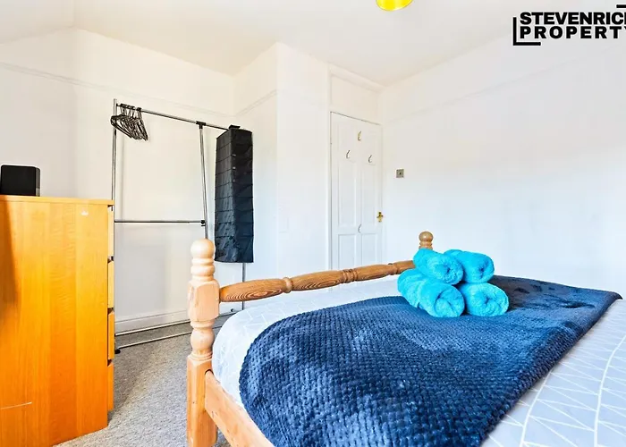 Re-locators & Contractors In Bs4, 4 Bedroom House, 7 Guests, Off-street & Car Parking Prázdninový dům Bristol