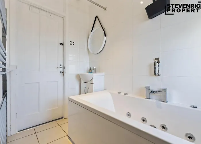 Prázdninový dům Re-locators & Contractors In Bs4, 4 Bedroom House, 7 Guests, Off-street & Car Parking Bristol