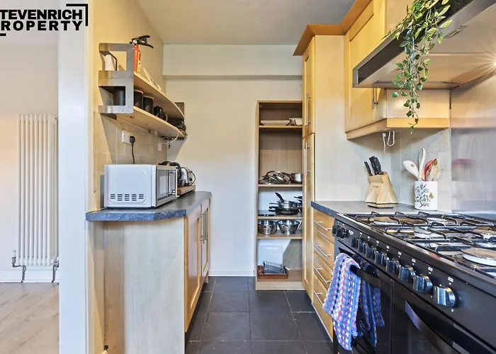 Re-locators & Contractors In Bs4, 4 Bedroom House, 7 Guests, Off-street & Car Parking Bristol