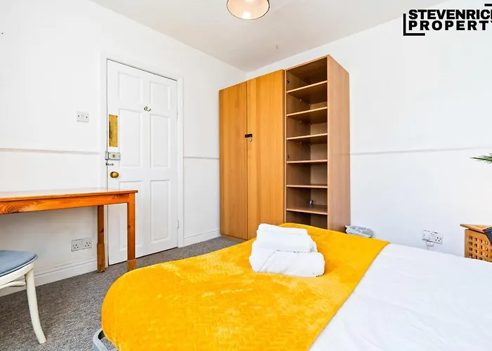 Re-locators & Contractors In Bs4, 4 Bedroom House, 7 Guests, Off-street & Car Parking * Bristol