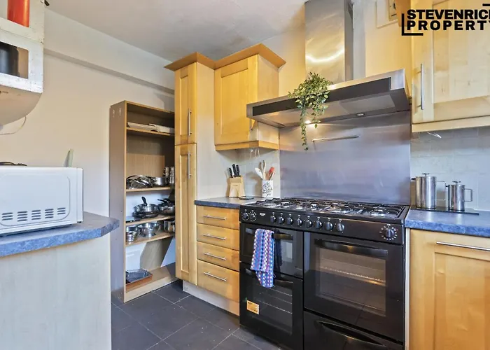 Re-locators & Contractors In Bs4, 4 Bedroom House, 7 Guests, Off-street & Car Parking