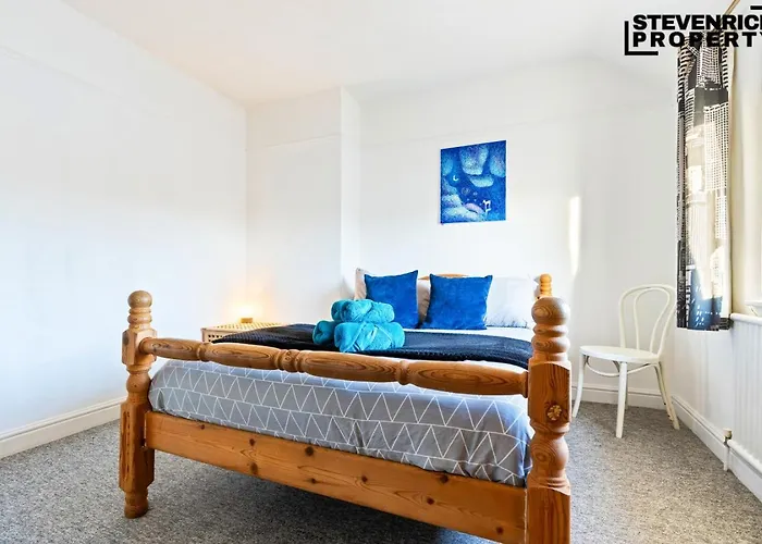 Prázdninový dům Re-locators & Contractors In Bs4, 4 Bedroom House, 7 Guests, Off-street & Car Parking