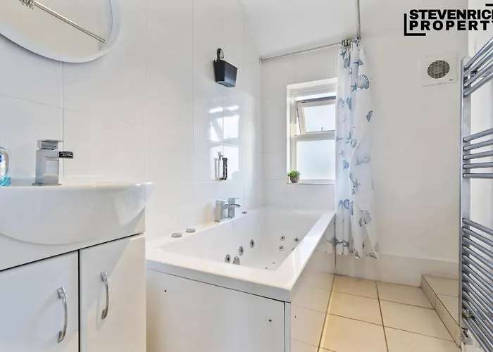 Prázdninový dům Re-locators & Contractors In Bs4, 4 Bedroom House, 7 Guests, Off-street & Car Parking Bristol