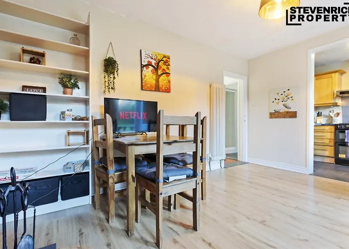 Re-locators & Contractors In Bs4, 4 Bedroom House, 7 Guests, Off-street & Car Parking *