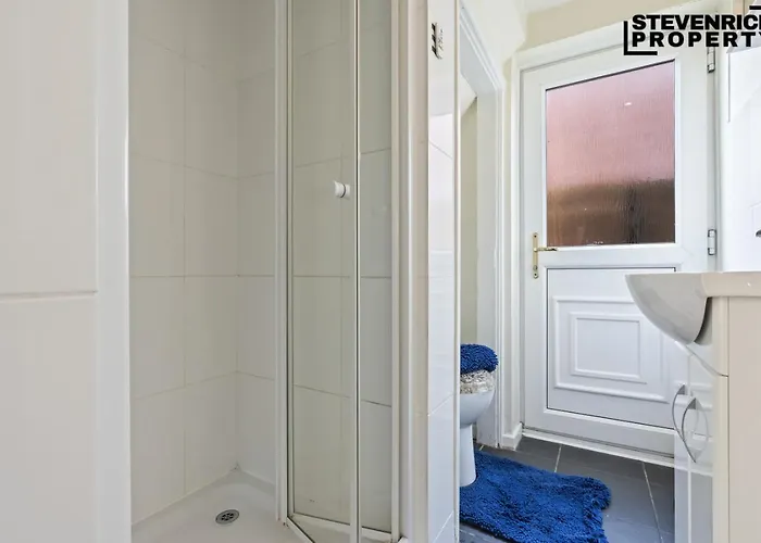 Prázdninový dům Re-locators & Contractors In Bs4, 4 Bedroom House, 7 Guests, Off-street & Car Parking