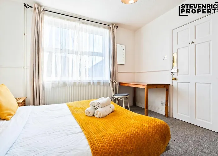 Prázdninový dům Re-locators & Contractors In Bs4, 4 Bedroom House, 7 Guests, Off-street & Car Parking Bristol