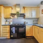 Re-locators & Contractors In Bs4, 4 Bedroom House, 7 Guests, Off-street & Car Parking Casa vacanze