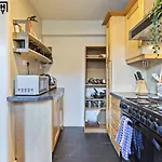 Re-locators & Contractors In Bs4, 4 Bedroom House, 7 Guests, Off-street & Car Parking Bristol