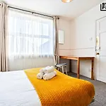 Casa vacanze Re-locators & Contractors In Bs4, 4 Bedroom House, 7 Guests, Off-street & Car Parking Bristol