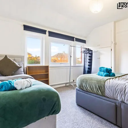 Re-locators & Contractors In Bs4, 4 Bedroom House, 7 Guests, Off-street & Car Parking *