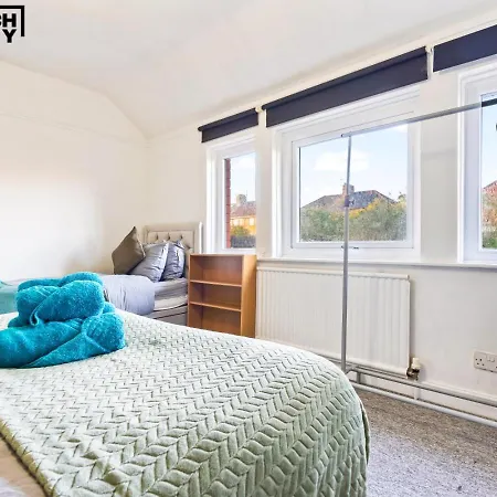 Re-locators & Contractors In Bs4, 4 Bedroom House, 7 Guests, Off-street & Car Parking Bristol