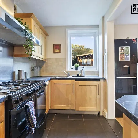 Re-locators & Contractors In Bs4, 4 Bedroom House, 7 Guests, Off-street & Car Parking Casa vacanze *