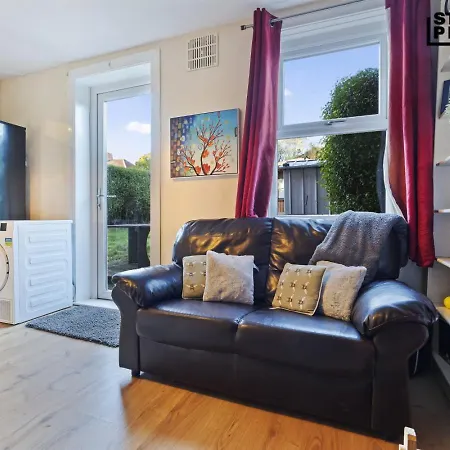 Re-locators & Contractors In Bs4, 4 Bedroom House, 7 Guests, Off-street & Car Parking Casa vacanze Bristol