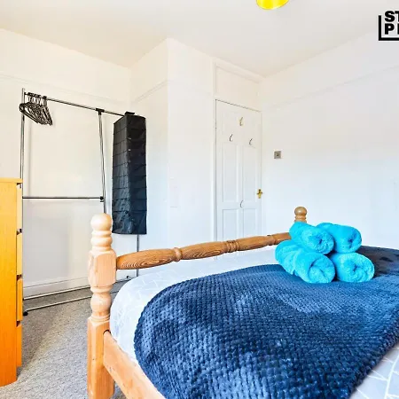 Re-locators & Contractors In Bs4, 4 Bedroom House, 7 Guests, Off-street & Car Parking Будинок відпочинку Бристоль